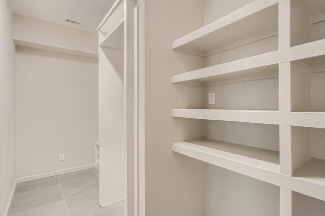 Building Photo - Impressive Cochran Heights home with outdo...