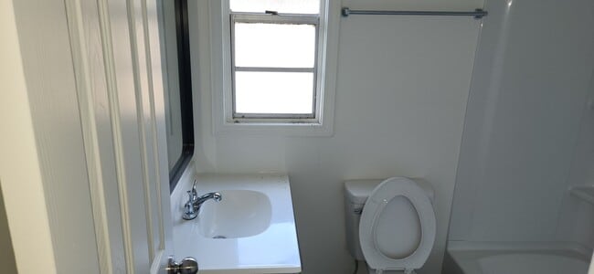 Building Photo - 205 Peninsula Rd