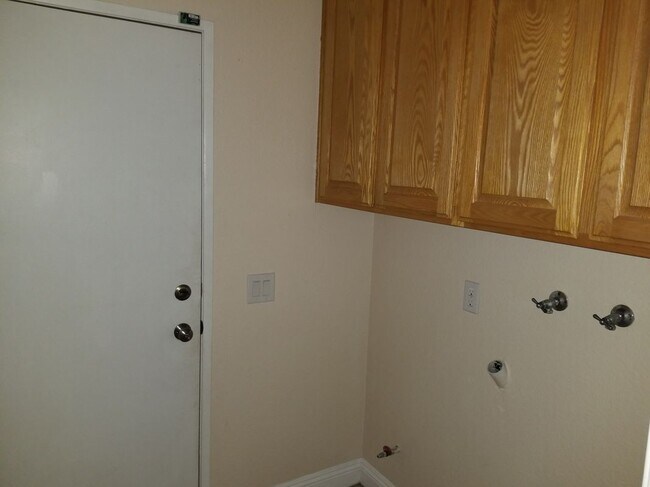 Building Photo - 10943 Countryview