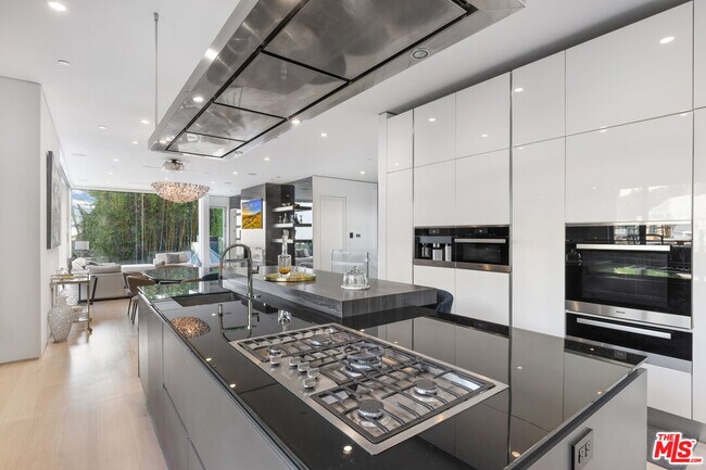 Building Photo - 1717 Sunset Plaza Dr