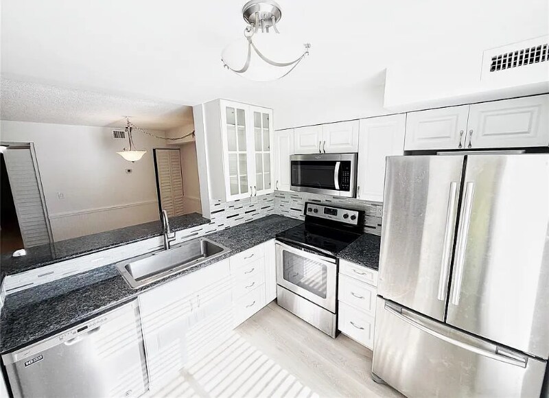 Building Photo - 709 Gardens Dr