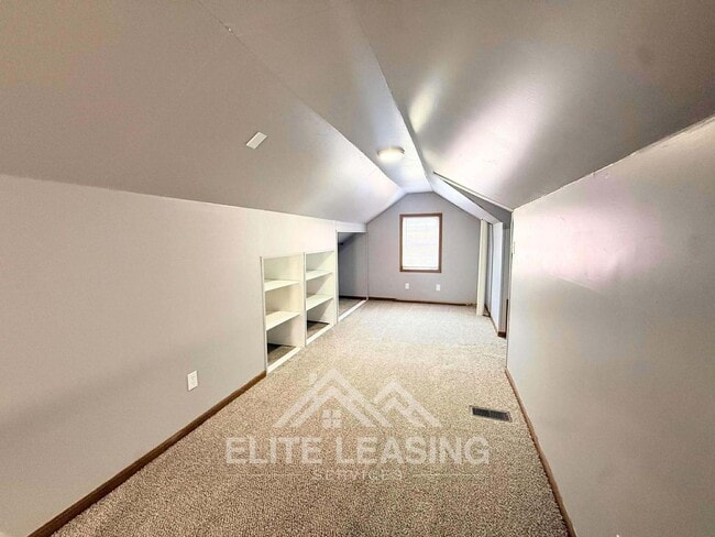 Building Photo - Charming 3-Bedroom Home with Garage