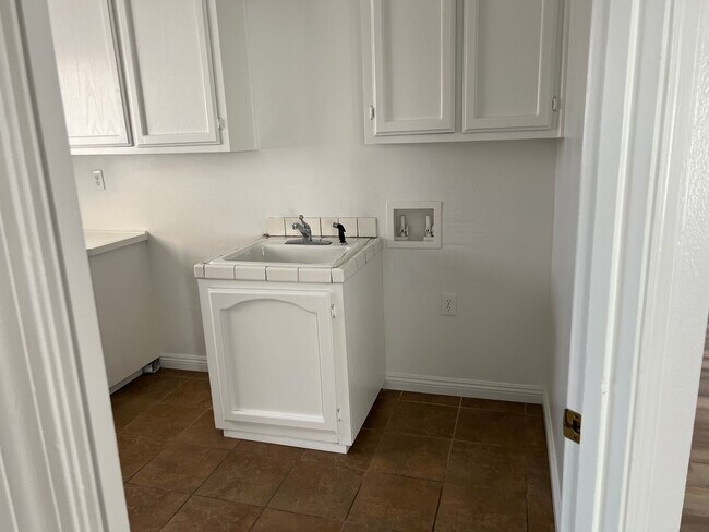Building Photo - Rosedale House - Move In Ready