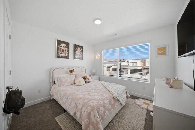 Building Photo - Extra Space, Extra Comfort! 5 Bedroom Home With Bonus Den in Long Valley!