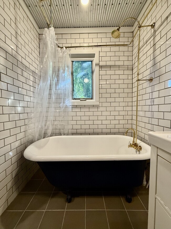 Building Photo - 574 Primitive St