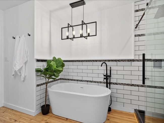 Building Photo - Gorgeous 4 Bedroom 2.5 Bathroom Available in Lancaster City