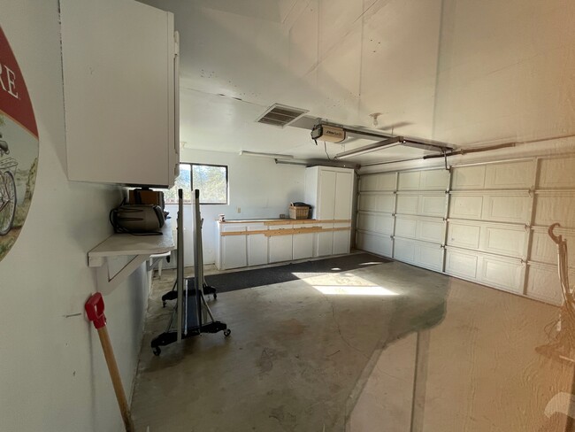 Building Photo - 43126 E Sugar Pine Dr