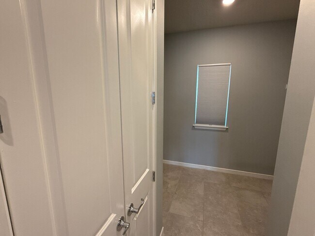 Building Photo - 12970 Brookside Moss Dr