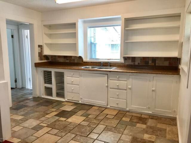 Building Photo - BIVINS ADORABLE 2BEDROOM 1BATH 1CAR GARAGE