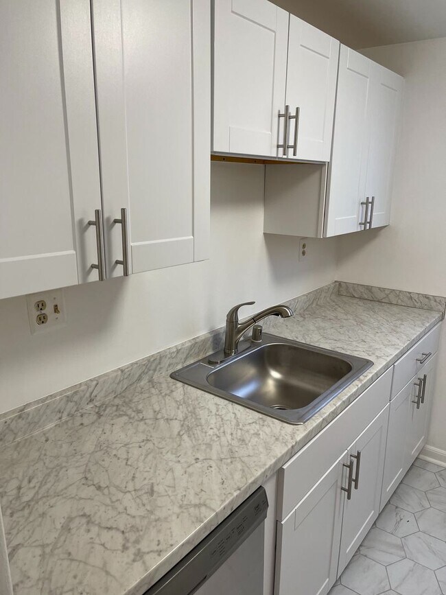 Building Photo - Top Floor 2BR, 1BA Garden Condo Near Ballston Metro