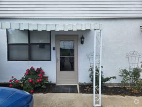 Building Photo - 302 W Red Bird Ln