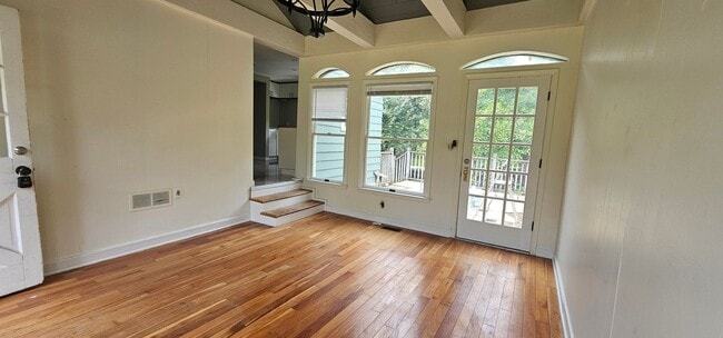 Building Photo - Amazing House with Large Lot in Franklin V...