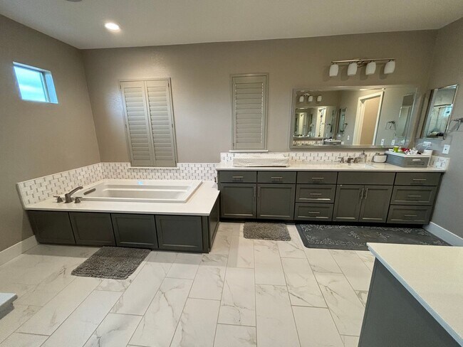 Building Photo - Home is occupied. DO NOT DISTURB TENANTS