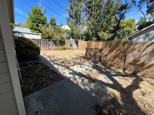 Building Photo - 1572 Warner St