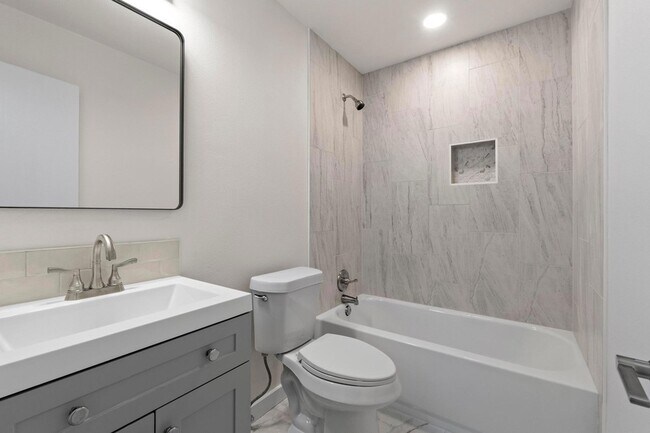 Building Photo - 902 Warrington Dr