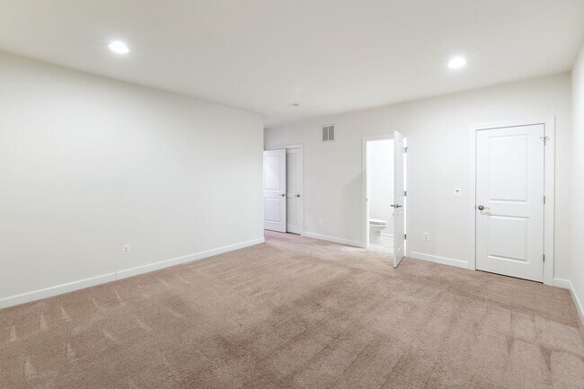 Building Photo - 2410 Winthrop Dr