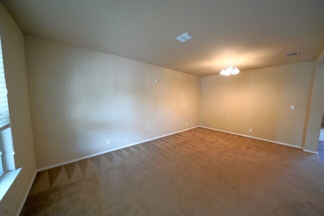 Building Photo - Spacious Home in Cibolo with 3 Car Garage! Realor Commission: $750