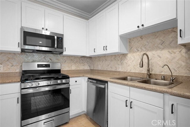 Building Photo - 6938 Laurel Canyon Blvd