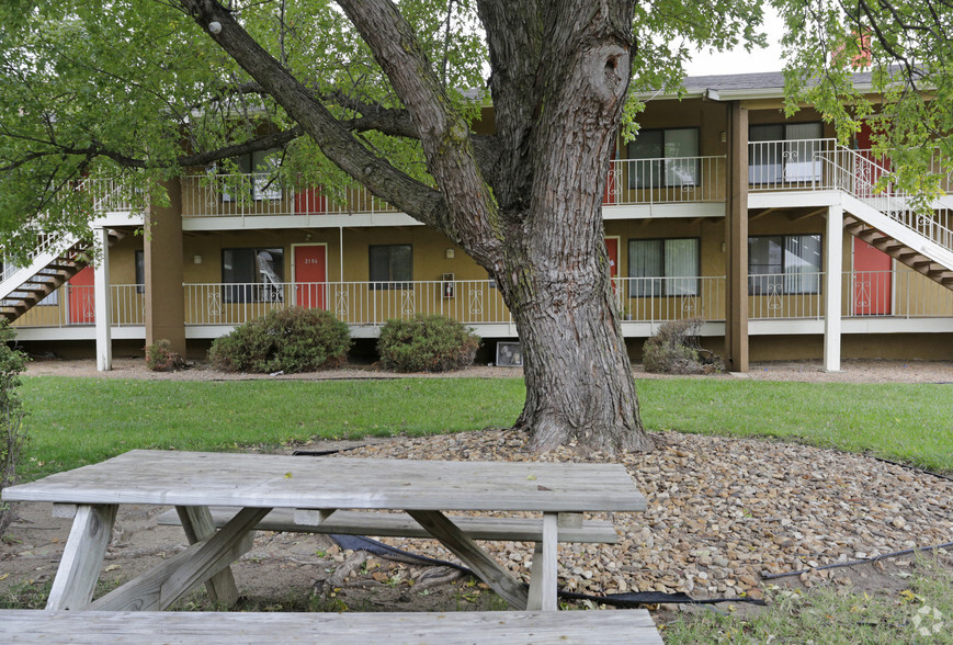 courtyard - Cedar Lakes Apartments