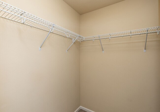 Building Photo - END UNIT!!  3 Bedroom, 2.5 Bathroom Townhome in West Des Moines!