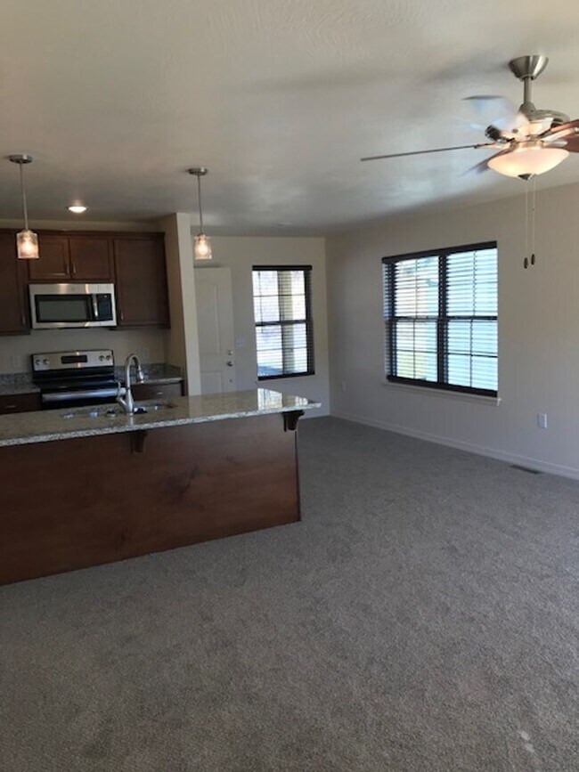 Building Photo - 3 Bedroom 2 Bath 2 Car Garage For Rent in Branson MO