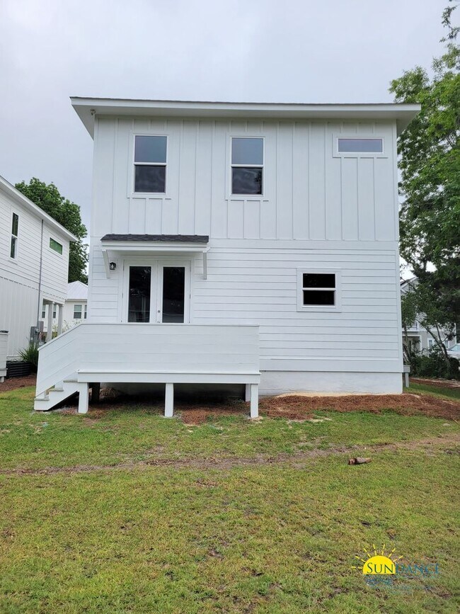 Building Photo - Stunning 3 Bedroom Home in SRB!