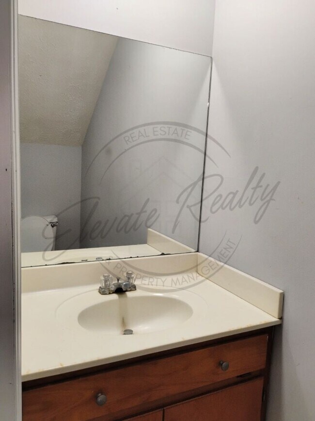 Building Photo - Three Bedroom, Two Level Duplex for Rent!