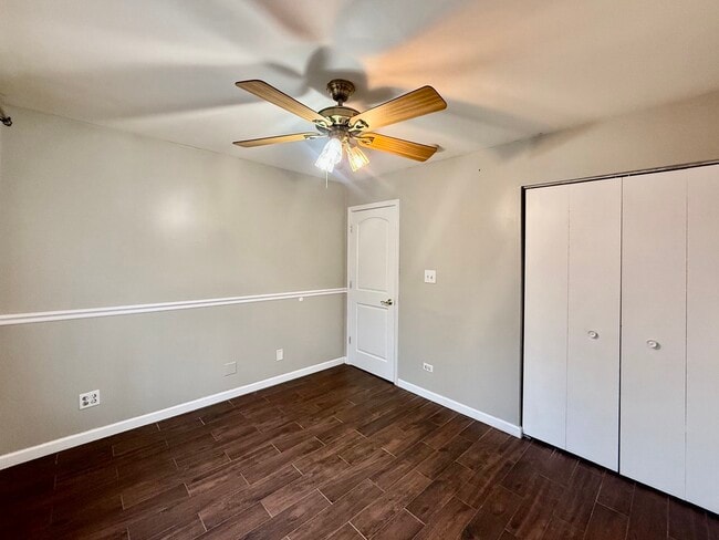 Building Photo - 433 Gloria Ln