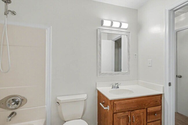 Building Photo - 151 Country Club Dr
