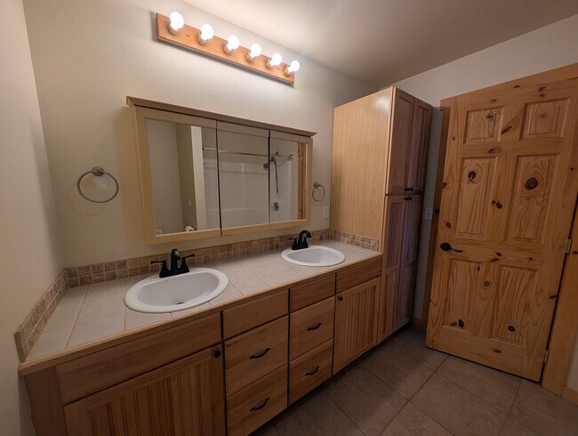 Building Photo - Spacious 4BR Home Near Sacheen & Davis Lake