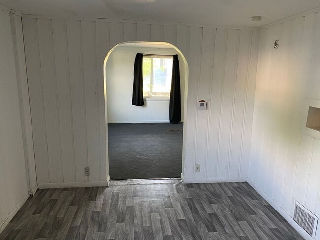 Building Photo - Spacious 2-Bedroom Home for Lease in Akron