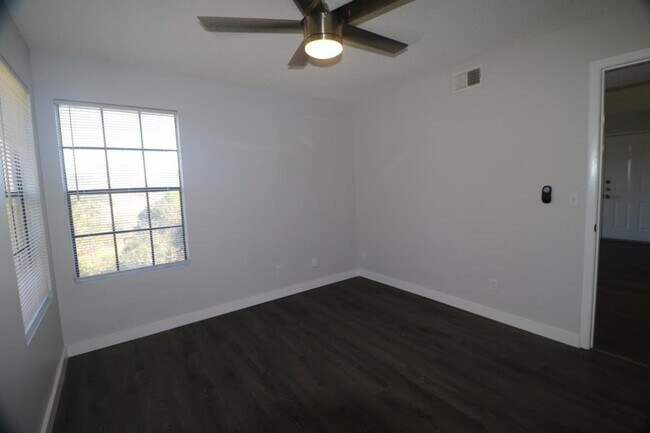 Building Photo - 400 Lake Placid Ct