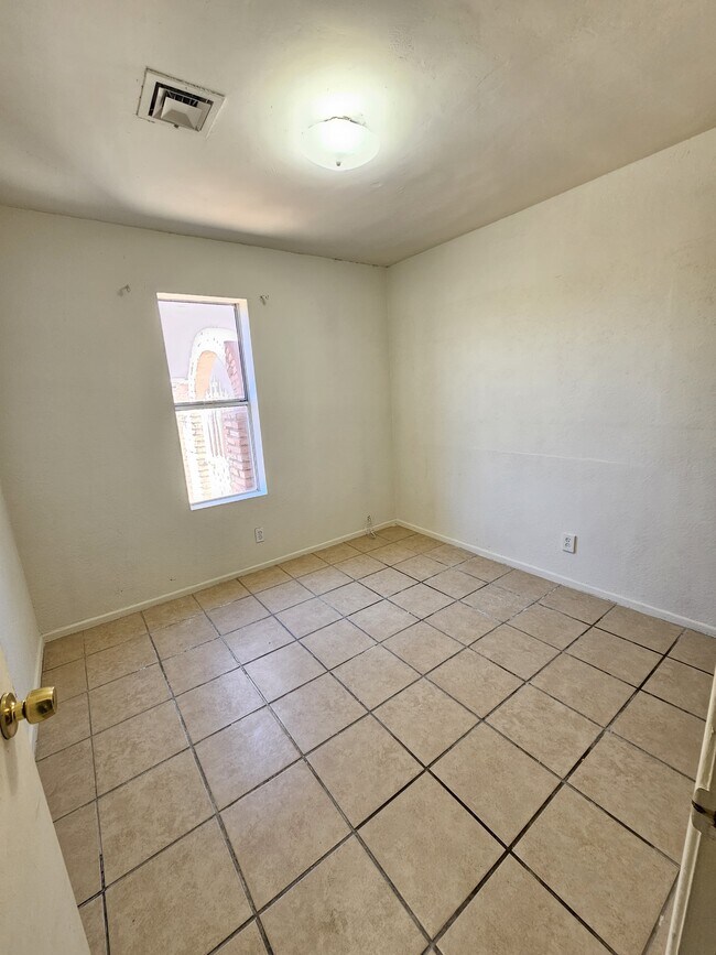 Building Photo - 4417 W 16th Ln