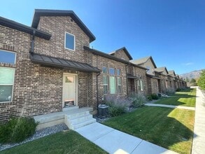 Building Photo - 2 bedroom 2 1/2 bath 2 car garage small do...