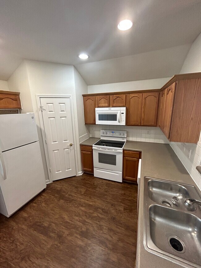 Building Photo - 6607 Cougar Village