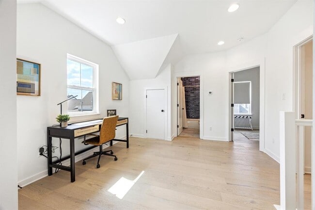 Building Photo - 1034 Grant Wood Ave