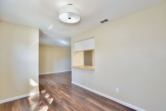 Building Photo - Spacious 2/2 Cozy Condo with a Screened Balcony in the Gated Community of Hawthorne Village - Orl...
