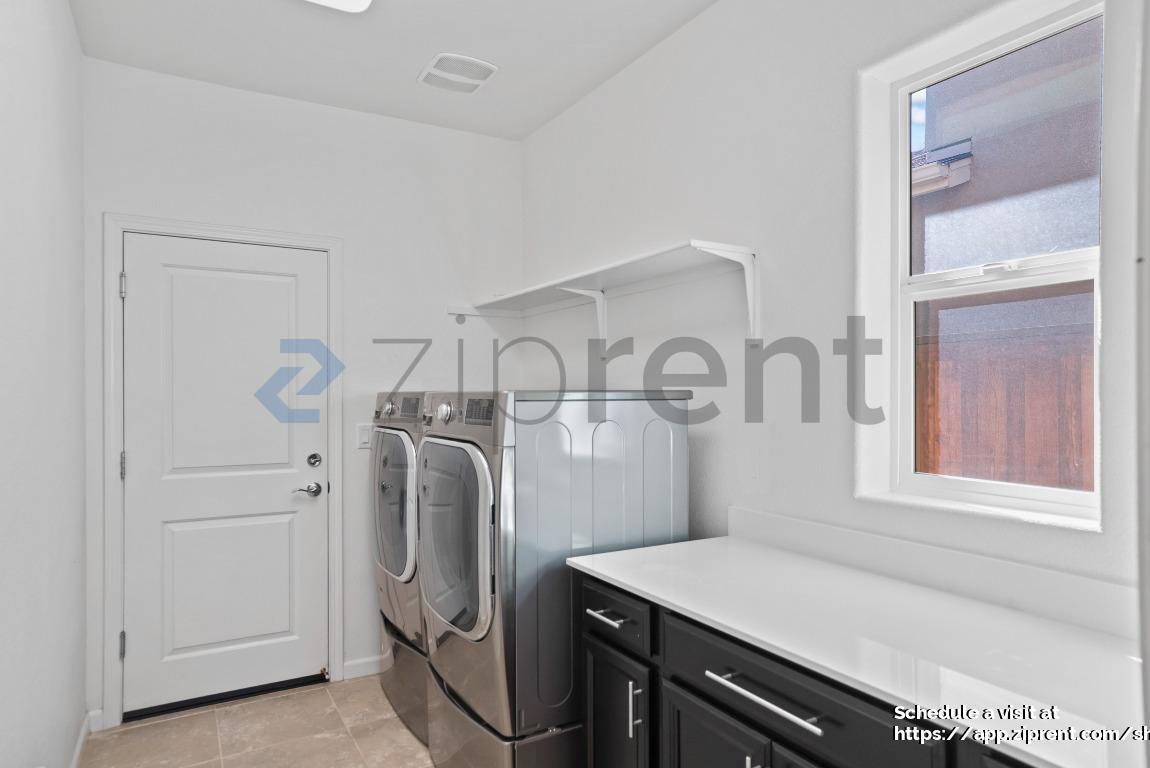 Building Photo - 2342 Augusta Ave