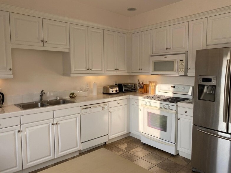 Building Photo - 6020 Seabluff Dr