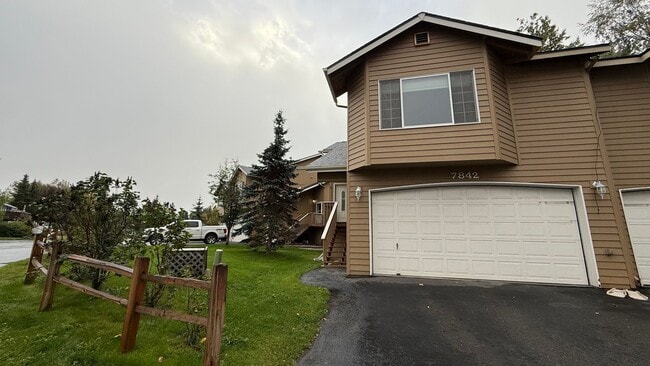 Building Photo - 3 Bed, 2 Bath Townhouse Between Elmore and...