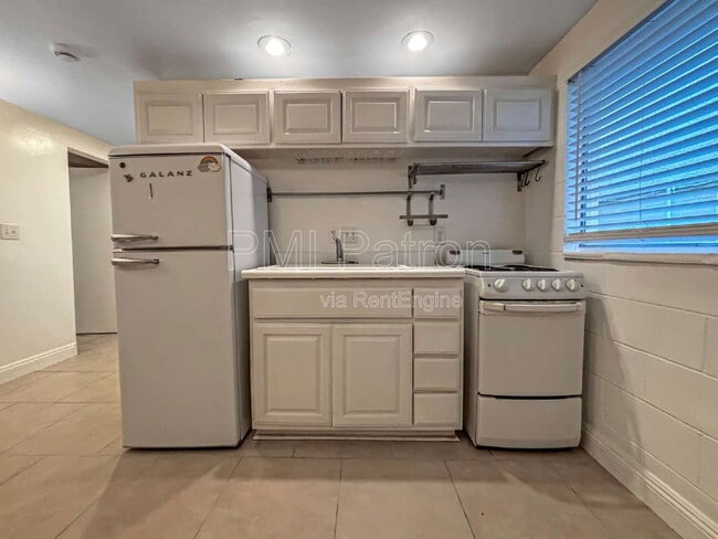 Building Photo - 26 69th Pl