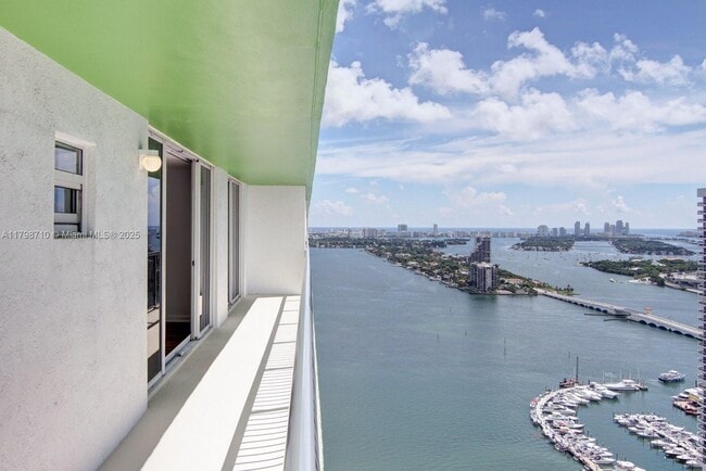 Primary Photo - 1756 N Bayshore Dr