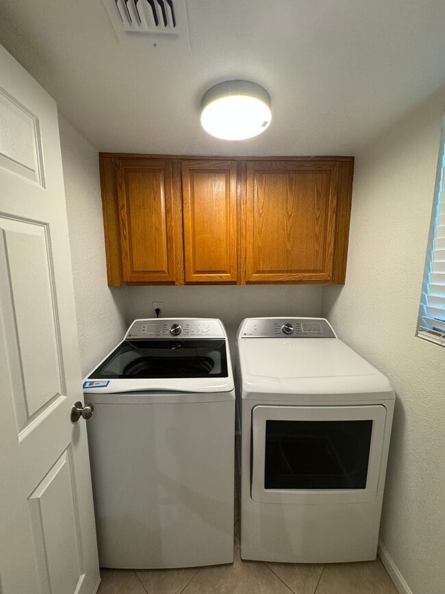 Building Photo - 2-Bedroom Condo in Prime Mesa Location!