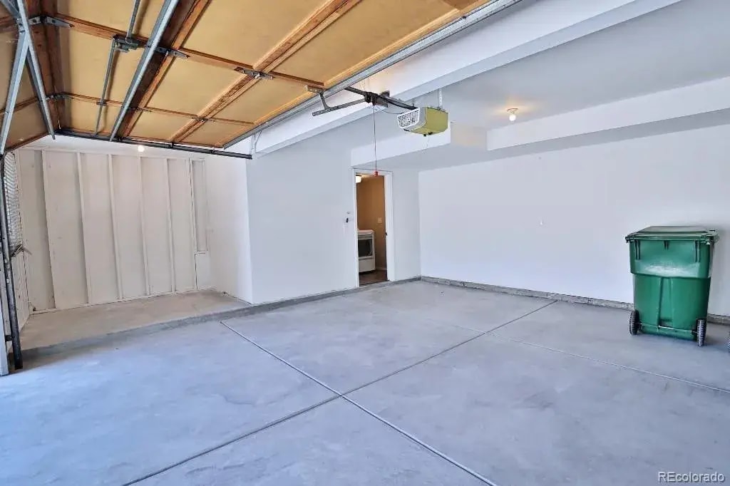 Garage - 7504 W Quarto Ave