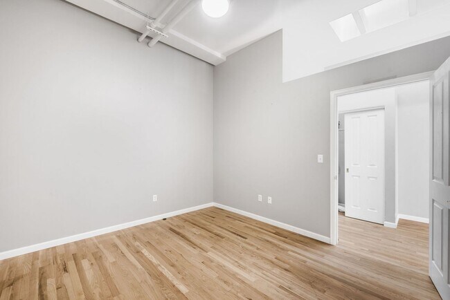 Building Photo - Spacious 1BD, 1BA Downtown Condo with Parking Spot