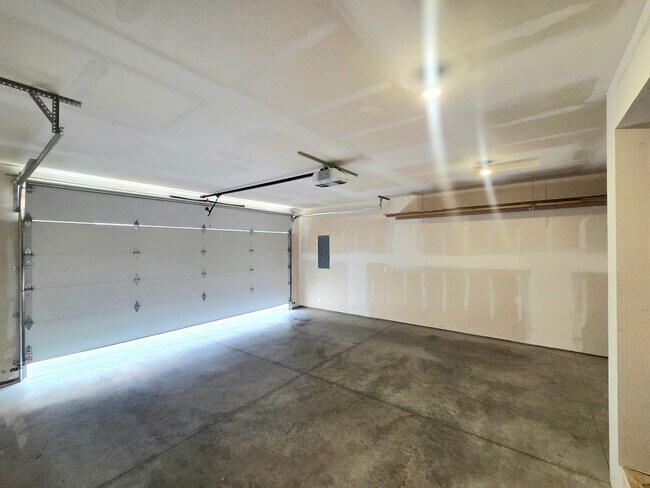 Building Photo - Newer Rambler in Mary Hill Estates!