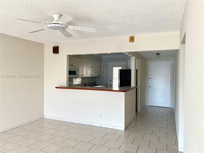 Building Photo - 400 Golden Isles Dr