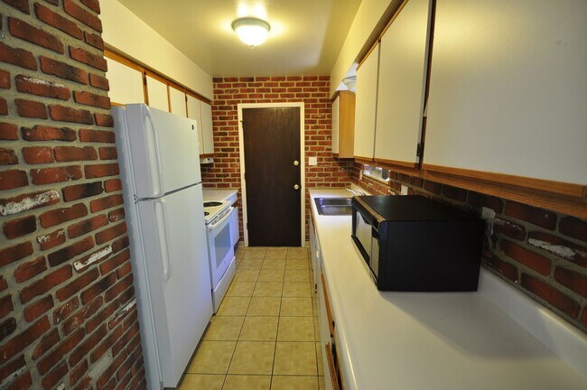 Building Photo - Close to CSU! 3 Bed Home with Fenced Yard & Garage