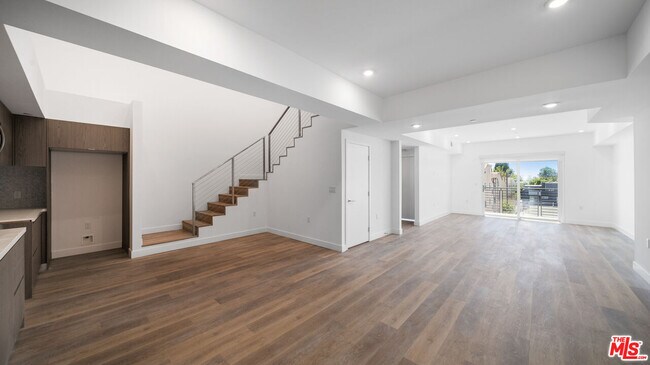 Building Photo - 5153 W Maplewood Ave