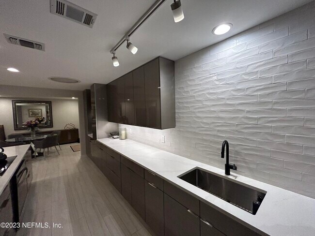 Building Photo - 937 Espinado Ave